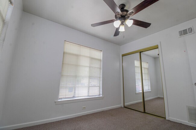 Building Photo - 1327 Vanderbilt St