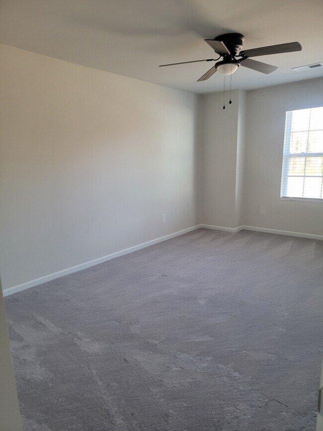 Building Photo - 44 Fernhill Ln