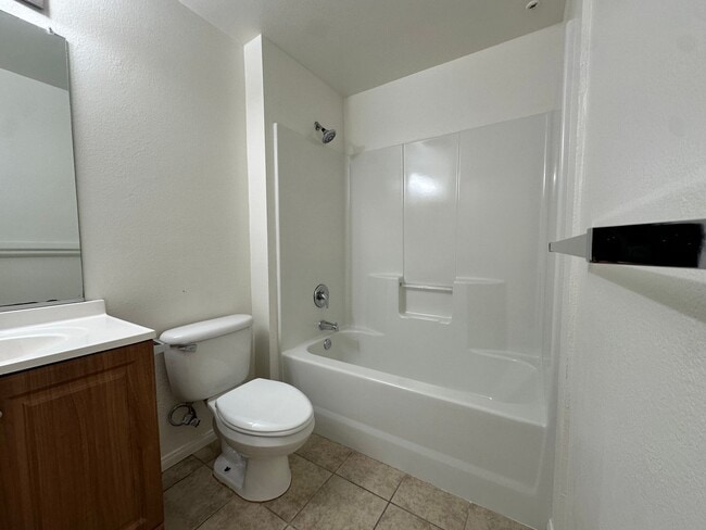 Building Photo - Spacious 2bed2bath Newly Renovated condo, Ready got Move In! adjacent to Warner Center/Woodland H...