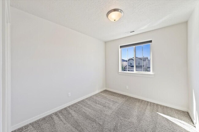 Building Photo - Meridian Spacious Retreat with Neighborhoo...