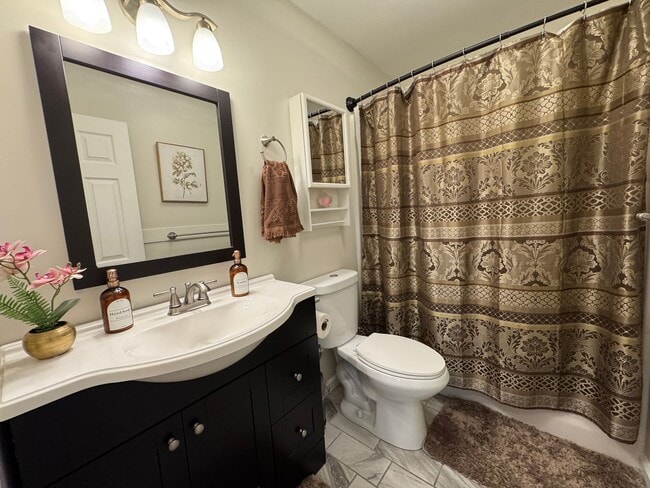 Building Photo - AVAILABLE TO SHOW!