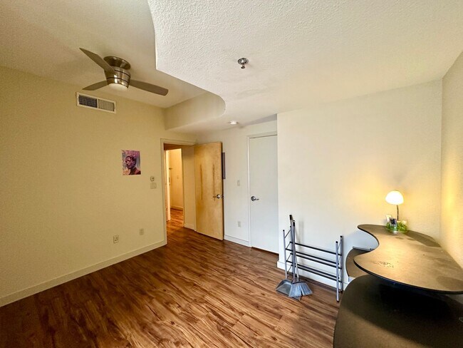Building Photo - 2/2 Apartment Walking Distance from UT