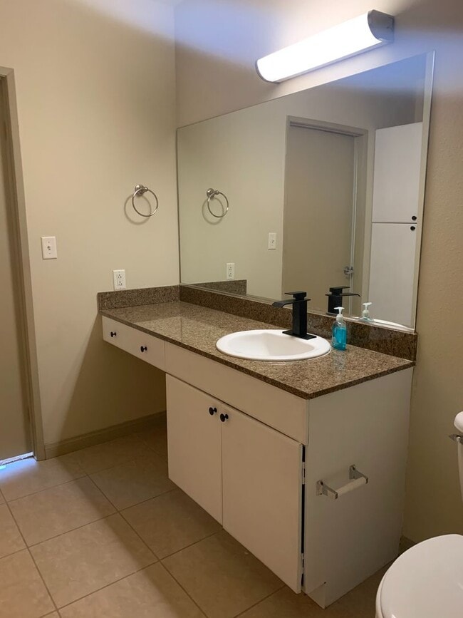 Building Photo - Beautiful 2 Bed + 2 Bath Long Beach Condo ...