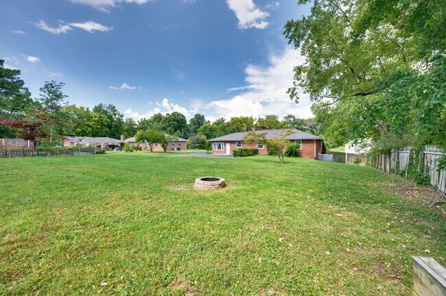 Building Photo - Beautifully Updated 3BR/1.5BA Home in Coveted Caldwell Hall!