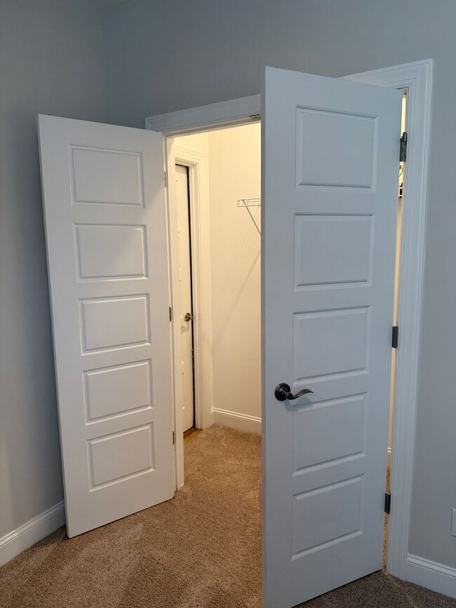 Building Photo - Easy access in Red Bank