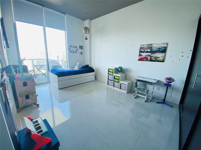 Building Photo - 3029 NE 188th St