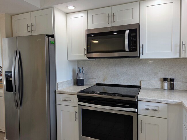 Building Photo - 4650 Cove Cir