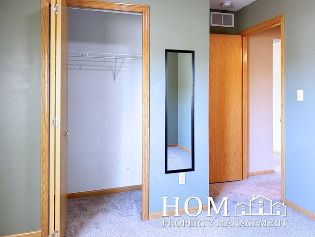 Building Photo - 3BR/2BA Townhome Available 9/1