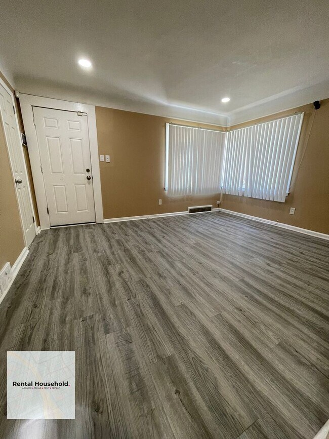 Building Photo - Charming & Beautifully Maintained 2-Bedroom Ranch Available Now!