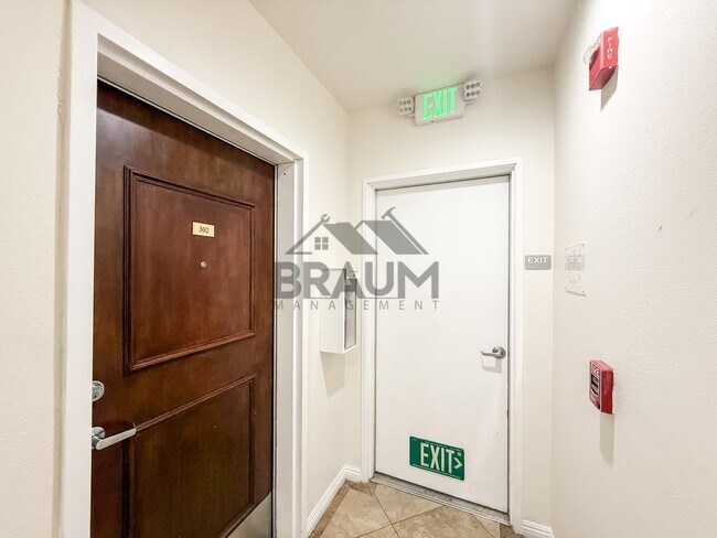 Building Photo - 332 S Virgil Ave