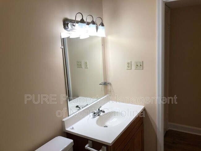 Building Photo - 2804 Carriage Dr