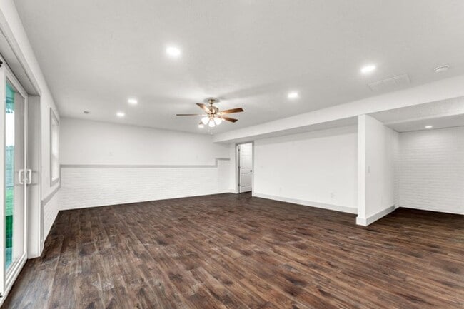 Building Photo - NIXA-5 Bed, 3 bath REMODELED Home | Walkout BASEMENT | Neighborhood Park | Fenced Yard | PETS Wel...