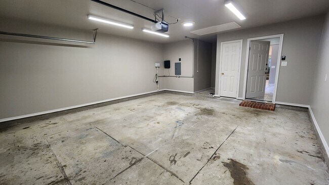 Building Photo - 3817 Yellowstone Pl