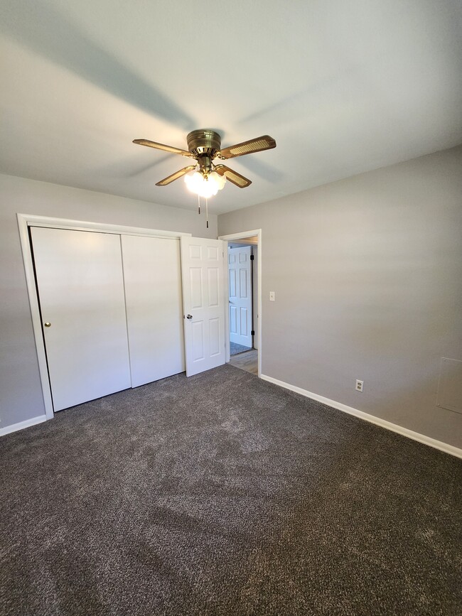 Building Photo - 613-617 W Sheridan Court