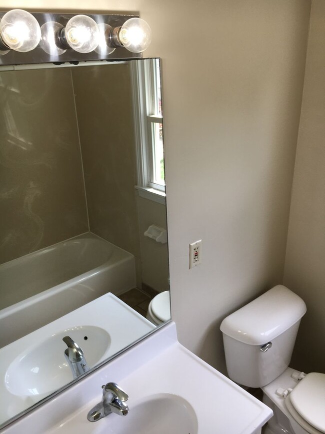 Building Photo - **4-BEDROOM HOUSE W/ GARAGE IN NORTH COLUM...