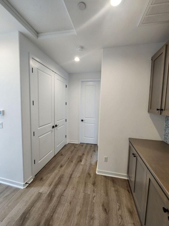 Building Photo - 3 bedroom 2.5 bath townhouse