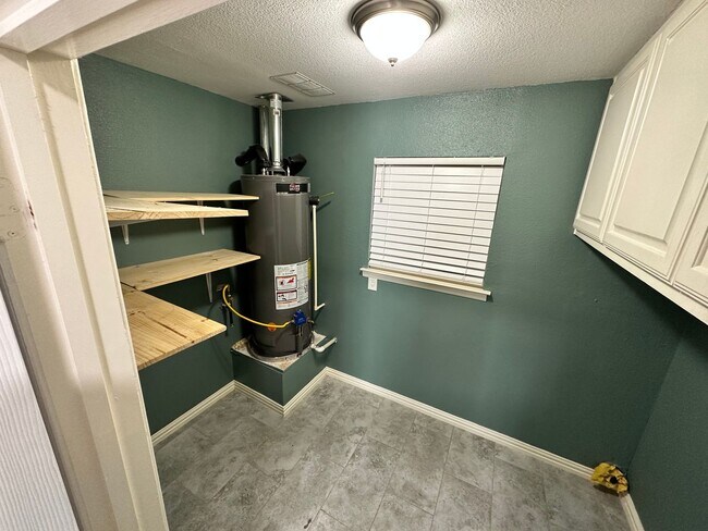 Building Photo - Make this Fairmount Showstopper Home!