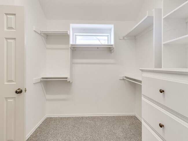 Building Photo - Beautiful Home With Lake View - 3 Bed + 2 Bath