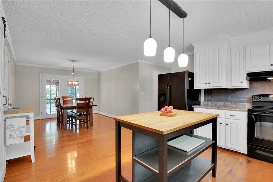 Building Photo - 120 Echo Ln