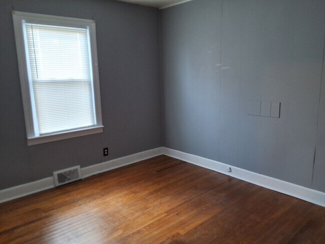 Building Photo - Comfy 3 Bed, 1 Bath