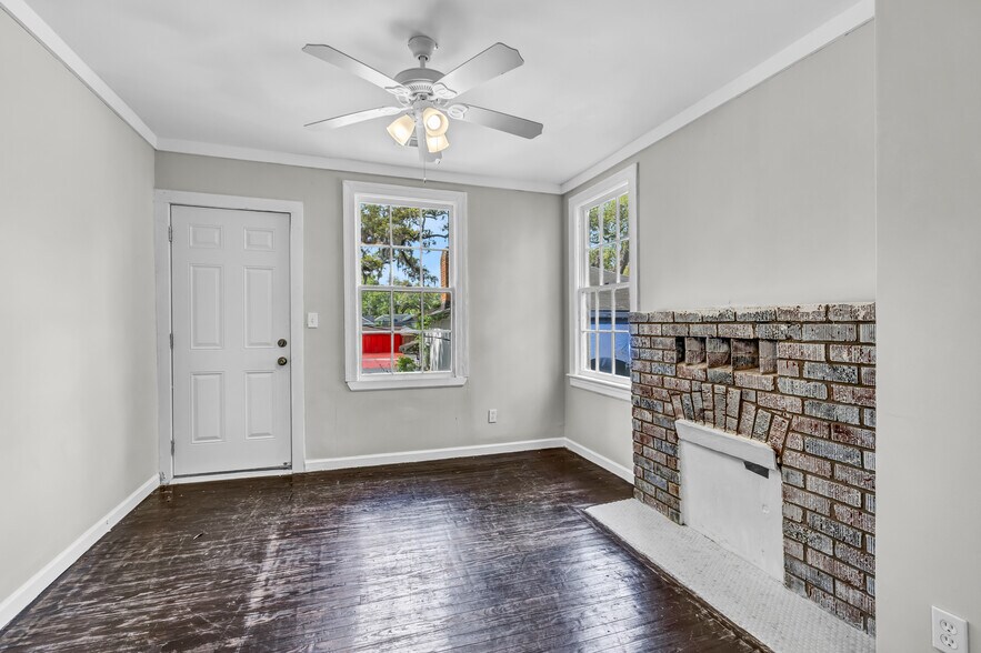 Fireplace (non-functioning) adds charm to the space - 844 E 37th St