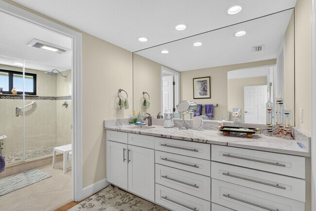 Building Photo - 16941 Waterbend Dr
