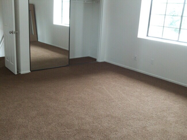 Building Photo - ( ( ( Coming Soon ) ) )  3 bed 2.5 bath La...