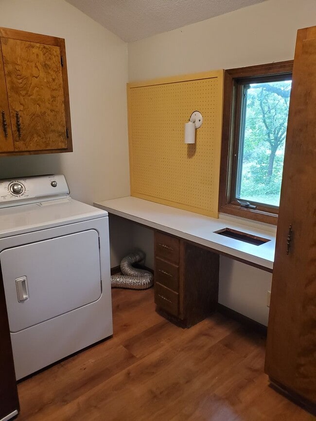 Building Photo - Secluded luxury cabin in woods with private lake! Great Central location between Topeka & Lawrenc...