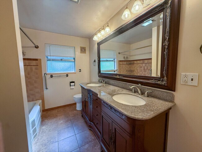 Building Photo - 3bd/1.5ba Edmonds Home