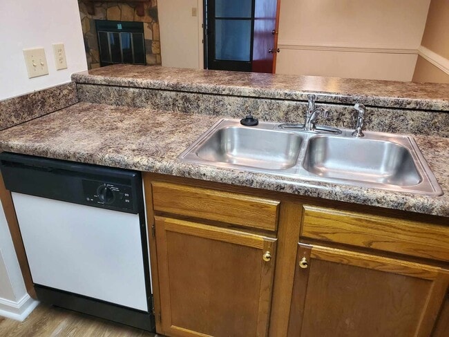 Building Photo - 2 Bedroom, 2 Bath Apartment