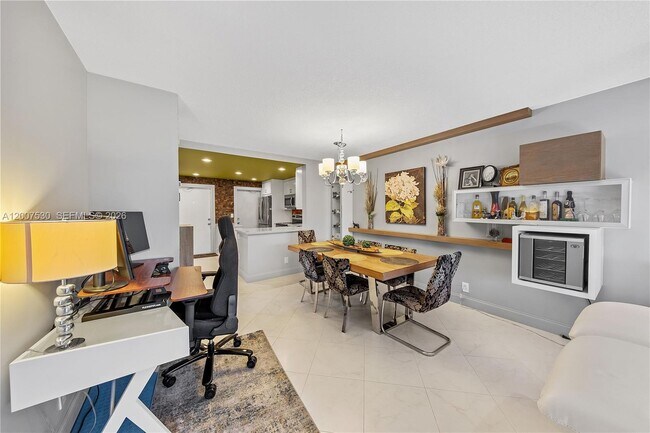 Building Photo - 470 Paradise Isle Blvd