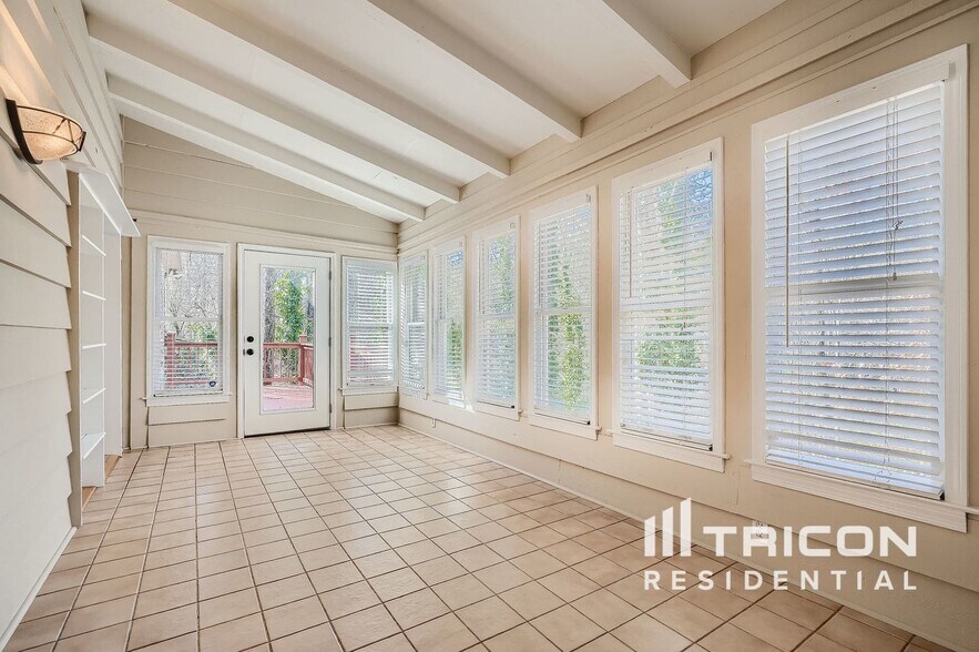 Building Photo - 9400 N Lake Dr