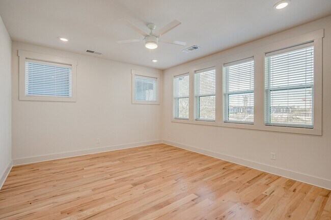 Building Photo - Stunning 4-Bedroom Nashville Home with Granite Countertops, Hardwood Floors, and Fireplace!