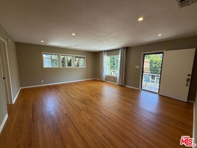 Building Photo - 3283 Kelton Ave