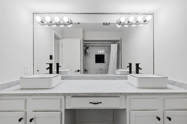 Building Photo - 5534 Beverly Hill St