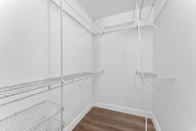 Building Photo - 1052 Hythe A