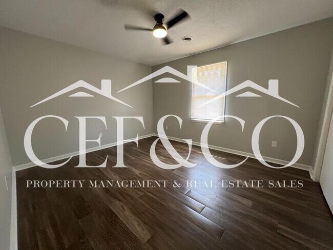 Building Photo - Beautifully updated 2 bedroom duplex!