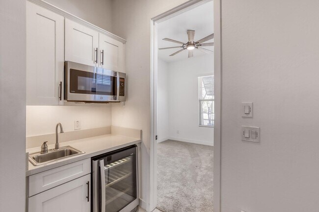 Building Photo - 8723 W Vista Ave