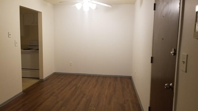 Building Photo - 1820 Axtell Dr
