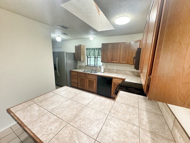 Building Photo - "Charming 2-Bedroom, 1-Bath in Horseshoe F...