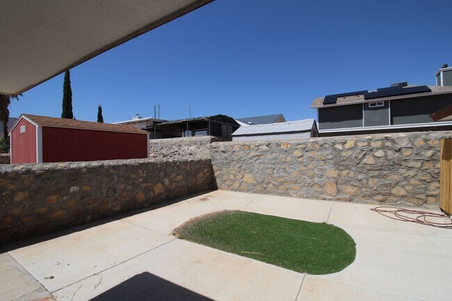 Building Photo - Beautiful Northeast Home -Utilities are a ...