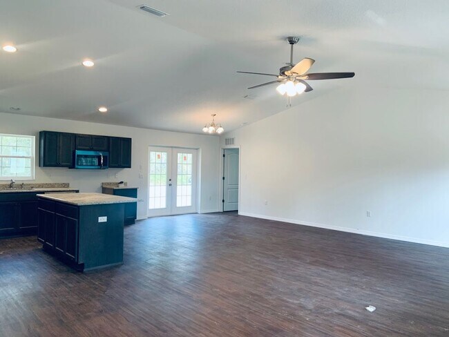 Building Photo - 3 bedroom, 2 bath, 2 car garage home on a ...