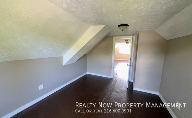 Building Photo - 951 Helmsdale Rd