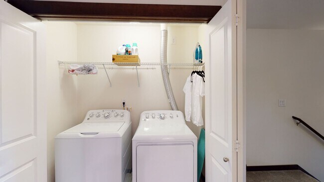 Building Photo - West Seattle Townhome - 2 bedroom 2 bathroom located in Sylvan Ridge Townhomes!  Available now!