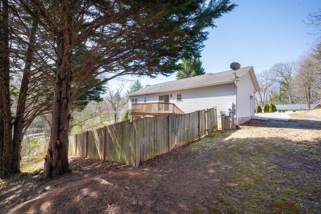 Building Photo - Spacious 5BR House in Asheville