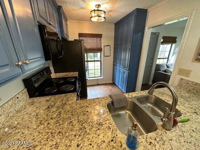 Building Photo - 3 bed, 2 bath townhouse AVAILABLE NOW!!!