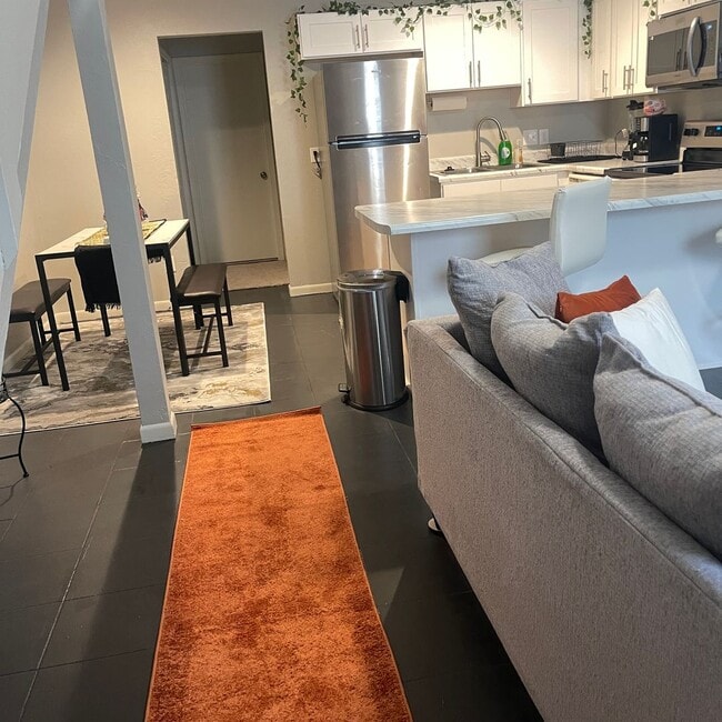 Building Photo - Spacious 2/2 Partially Furnished Close to FSU, FAMU. Available May 1, 2026.