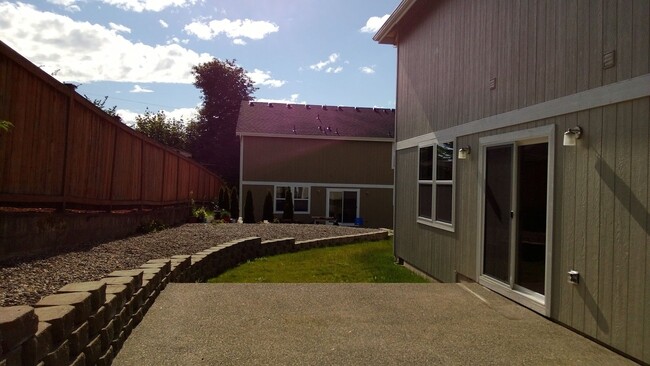 Building Photo - Beautiful 4 Bedroom / 3 Bath Home