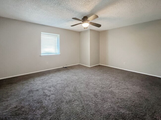 Building Photo - 3302 N Vista Dr