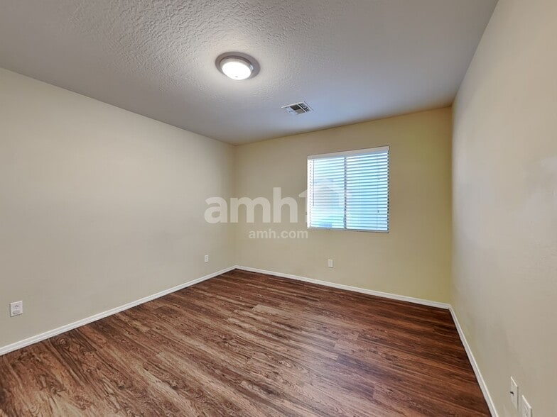 Building Photo - 137 S 110th Pl